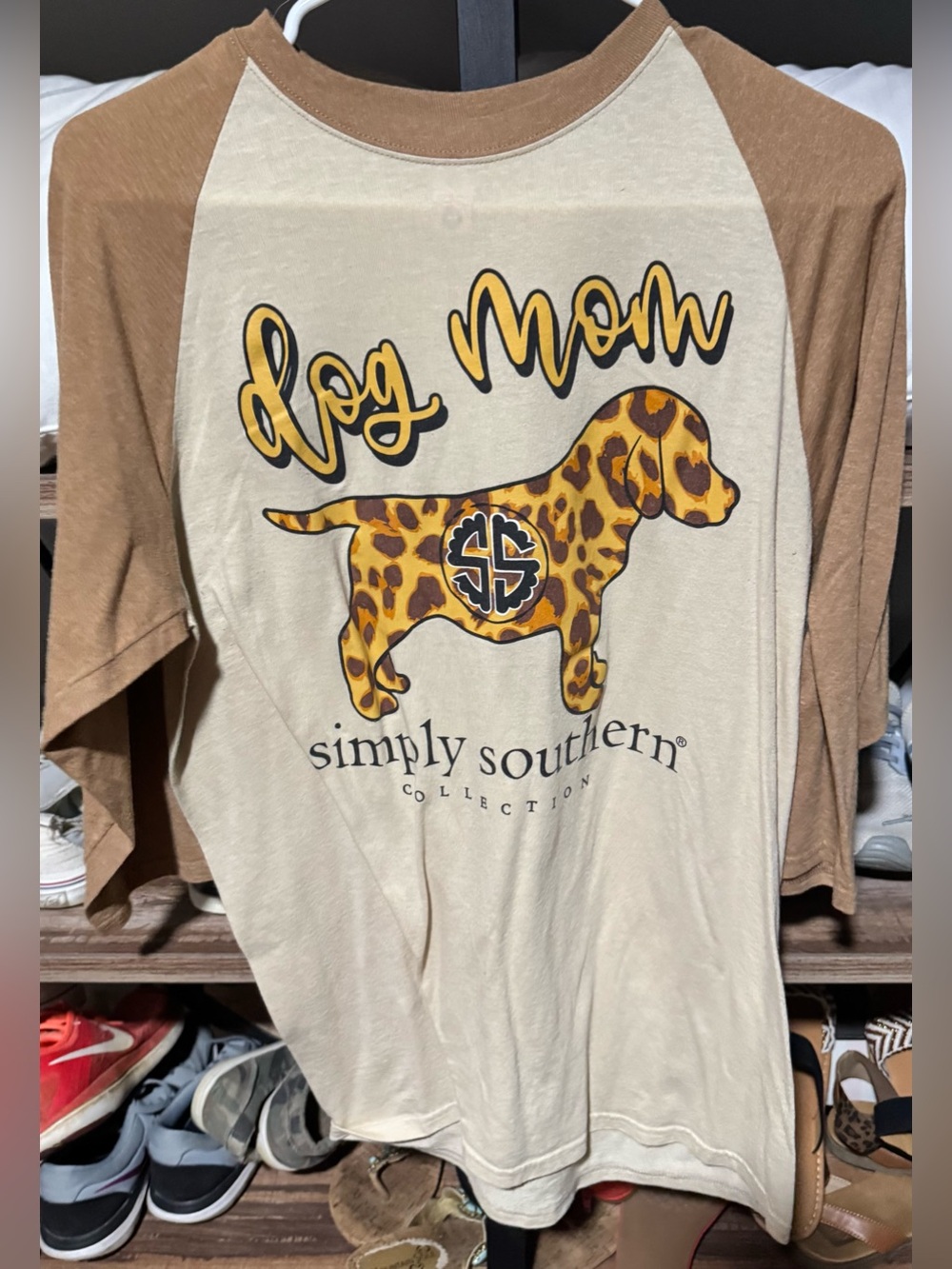 Simply Southern Cream and Brown 'Dog Mom' Leopard Graphic Raglan Tee